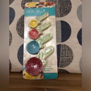 Pioneer woman measuring spoons